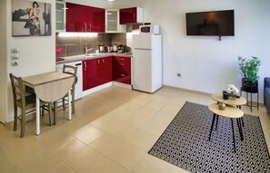 Kühlschrank, Mikrowelle, Wasserkocher mit Kaffee-/Teezubehör