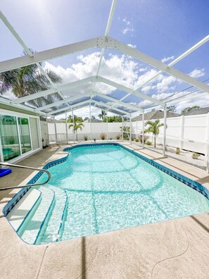 Outdoor pool, a heated pool - Away From It All near Venice Beach (Venice)