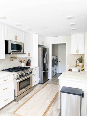 ثلاجة، ميكروويف، فرن، موقد طهي مسطح