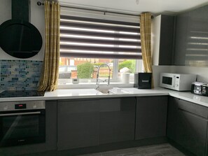 House | Private kitchen | Fridge, microwave, oven, stovetop - House - Sleeps 5, Parking & Private Garden (Great Yarmouth)