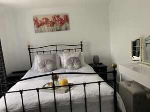 House | 2 bedrooms, iron/ironing board, free WiFi, bed sheets