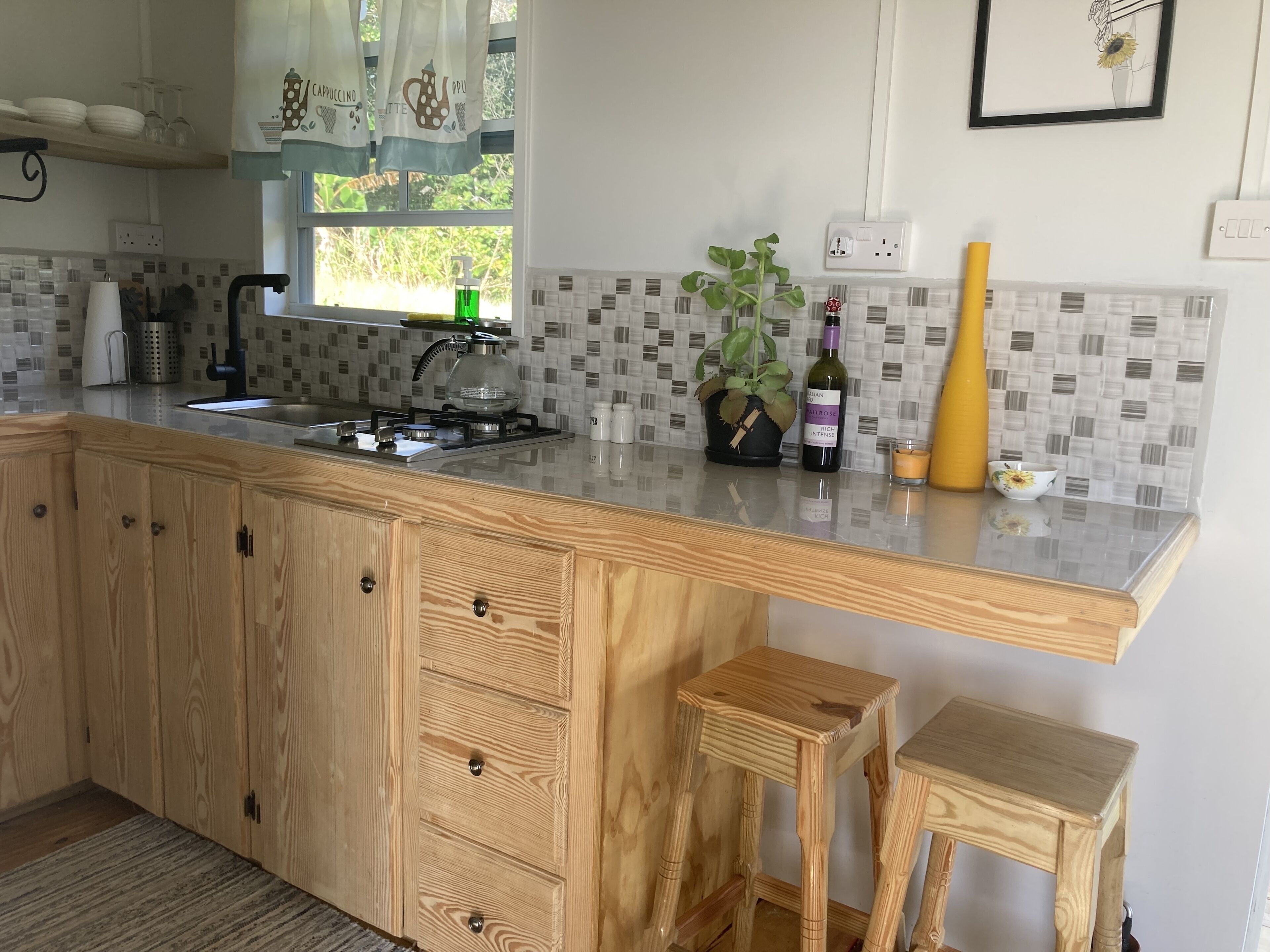 Kjøleskap, kokeplater, kaffetrakter/tekoker og vannkoker