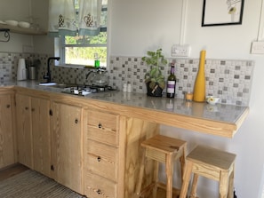 Refrigerador, parrilla de estufa, cafetera y tetera y tetera eléctrica