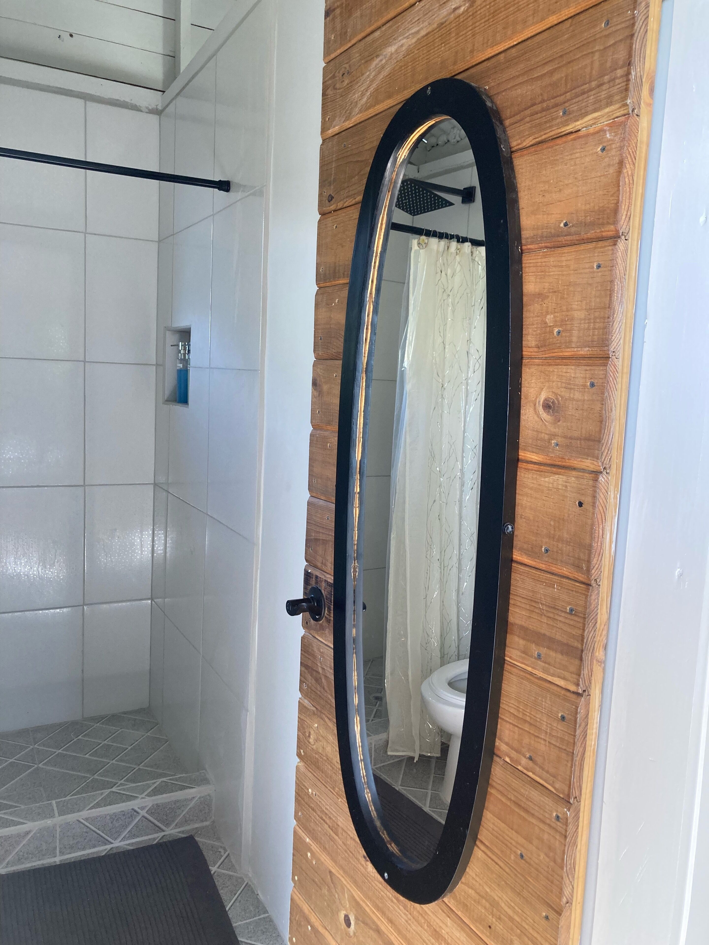 Een douche, handdoeken, zeep, shampoo