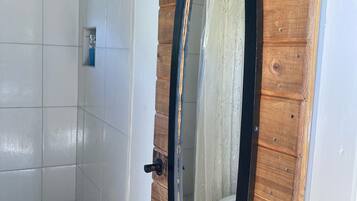 Een douche, handdoeken, zeep, shampoo