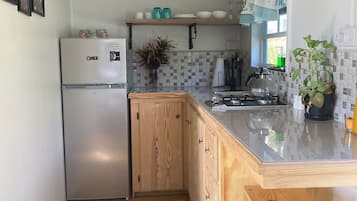 Een koelkast, een kookplaat, een koffiezetapparaat/waterkoker