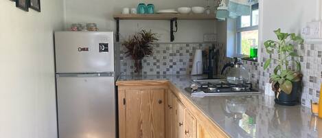 Kühlschrank, Herdplatte, Wasserkocher mit Kaffee-/Teezubehör