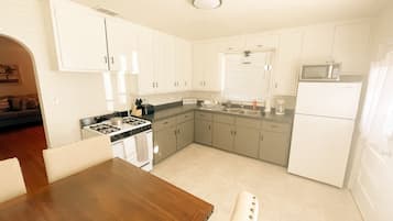 Lemari es, microwave, oven, dan kompor