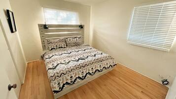 4 kamar tidur, meja kerja, setrika/meja setrika, dan Wi-Fi