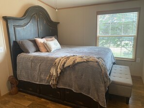 Room - Serene, beautiful Hidden Gem In Hill Country Texas, Kid and Dog Friendly.  (Wimberley)