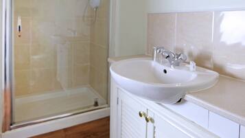 Classic Double Room, 1 Double Bed, Garden View | Bathroom