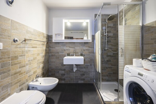 Shower, hair dryer, bidet, towels - Ginori 29 - Two Bedroom Apartment, Sleeps 4 (Firenze)