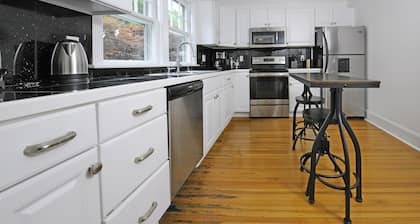 Darien, Cozy 3 bd home, fireplace, close to train