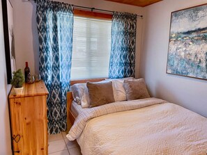 2 bedrooms, desk, free WiFi, bed sheets