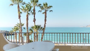 Outdoor dining - NEW APARTAMENT WITH LARGE TERRACE JUST ON THE BEACH W/ FAST  INTERNET (Almuñécar)