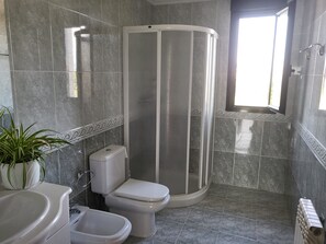 Ducha, secador de pelo, bidet, toallas
