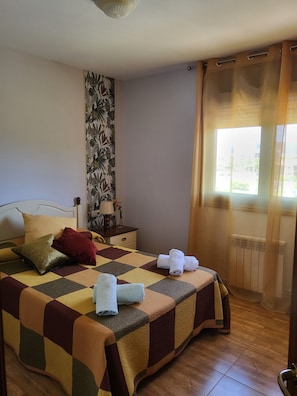5 habitaciones, escritorio y tabla de planchar con plancha