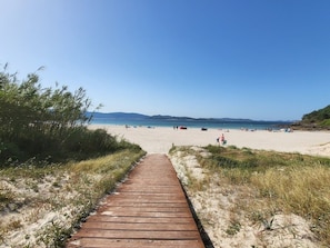 Una playa cerca, sillas reclinables de playa