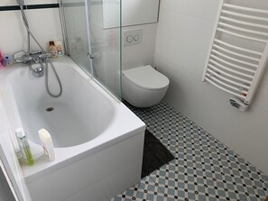 Combined shower/bathtub