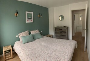 3 bedrooms, WiFi - Large family apartment facing the sea with south terrace (Batz-sur-Mer)