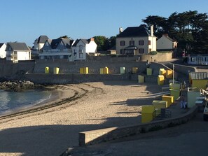 Beach - Large family apartment facing the sea with south terrace (Batz-sur-Mer)