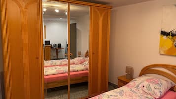 1 habitación, tabla de planchar con plancha, wifi gratis y ropa de cama