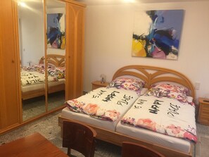 1 bedroom, iron/ironing board, free WiFi, bed sheets - Room in the countryside near Cologne/Bonn Airport (Roesrath)