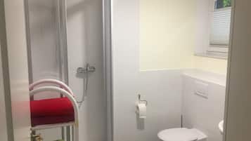 Ducha, secador de pelo, toallas, jabón