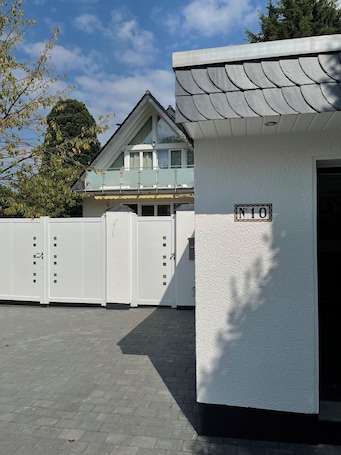 Exterior detail. Room in the countryside near Cologne/Bonn Airport
