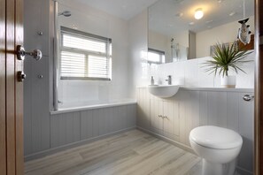 Casa conforto | Banheiro | Chuveiro/banheira combinados, toalhas de banho