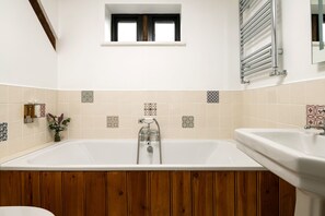 Ensemble douche/baignoire, sèche-cheveux, serviettes fournies