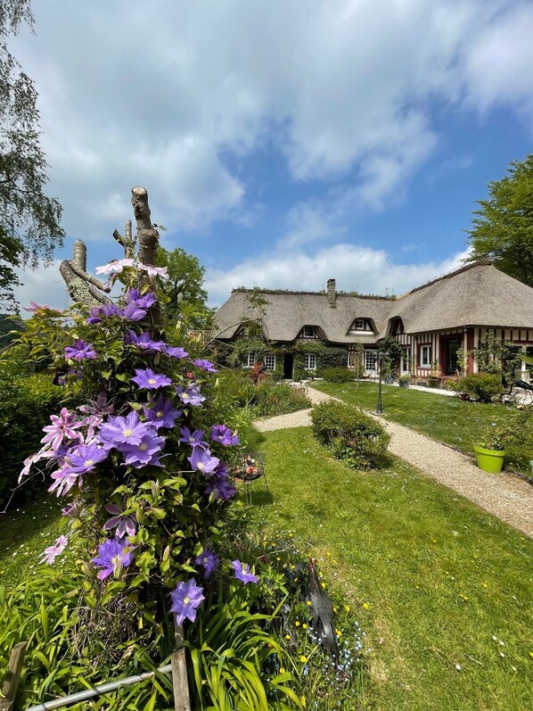 Front of property - la Fontaine Romy (Genneville)