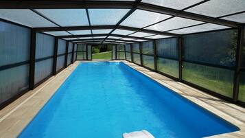 Piscina interna, piscina externa sazonal, funciona piscina, guarda-sóis