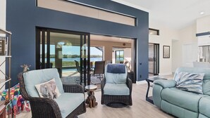 Smart TV, books - Bliss on the Bay - Panoramic views across the bay. (Englewood)