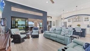 Smart TV, books - Bliss on the Bay - Panoramic views across the bay. (Englewood)
