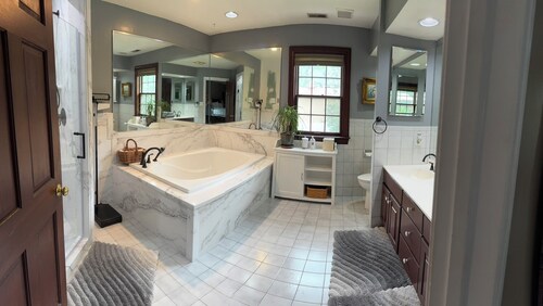 Large Home with Private Pool, Gym, Sauna, 7 Bedrooms, Sleeps 21