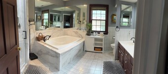 Large Home with Private Pool, Gym, Sauna, 7 Bedrooms, Sleeps 21