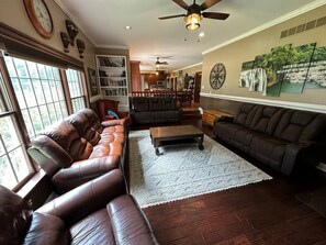 Smart TV, chimenea, reproductor de DVD, libros