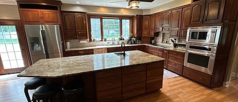 Geladeira, micro-ondas, fogão, cooktop