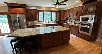 Large Home with Pool & 7 bedrooms; sleeps 21