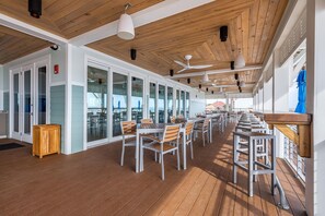 Outdoor dining - Dog-Friendly Luxury Townhome with Free Golf and Private Beach Club access (Pensacola)