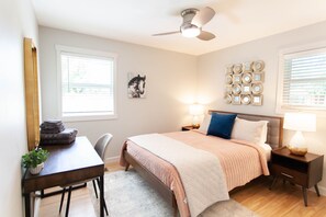 3 Schlafzimmer, Schreibtisch, Bügeleisen/Bügelbrett, kostenloses WLAN