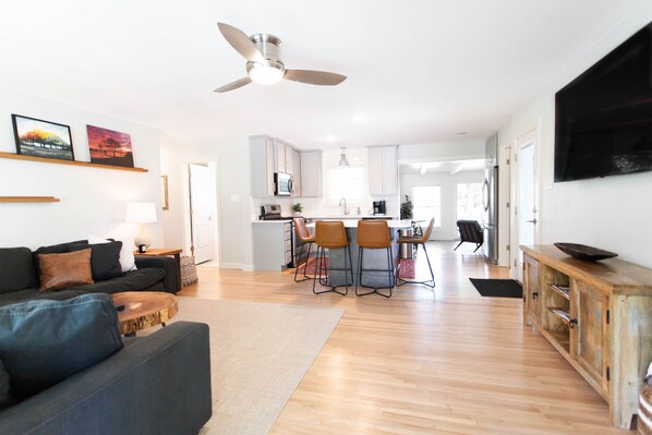 Smart TV, fireplace, books, stereo