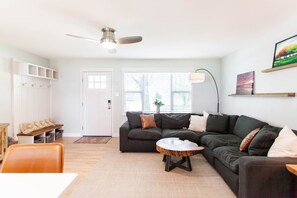 Smart-TV, Kamin, Bücher, Stereoanlage