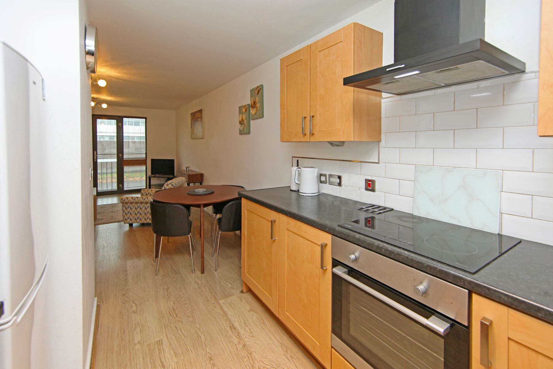 Molineux Apartment | Yksityinen keittiö | Mikroaaltouuni, vedenkeitin, leivänpaahdin