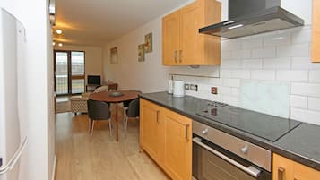 Molineux Apartment | Private kitchen | Microwave, electric kettle, toaster, cookware/dishes/utensils