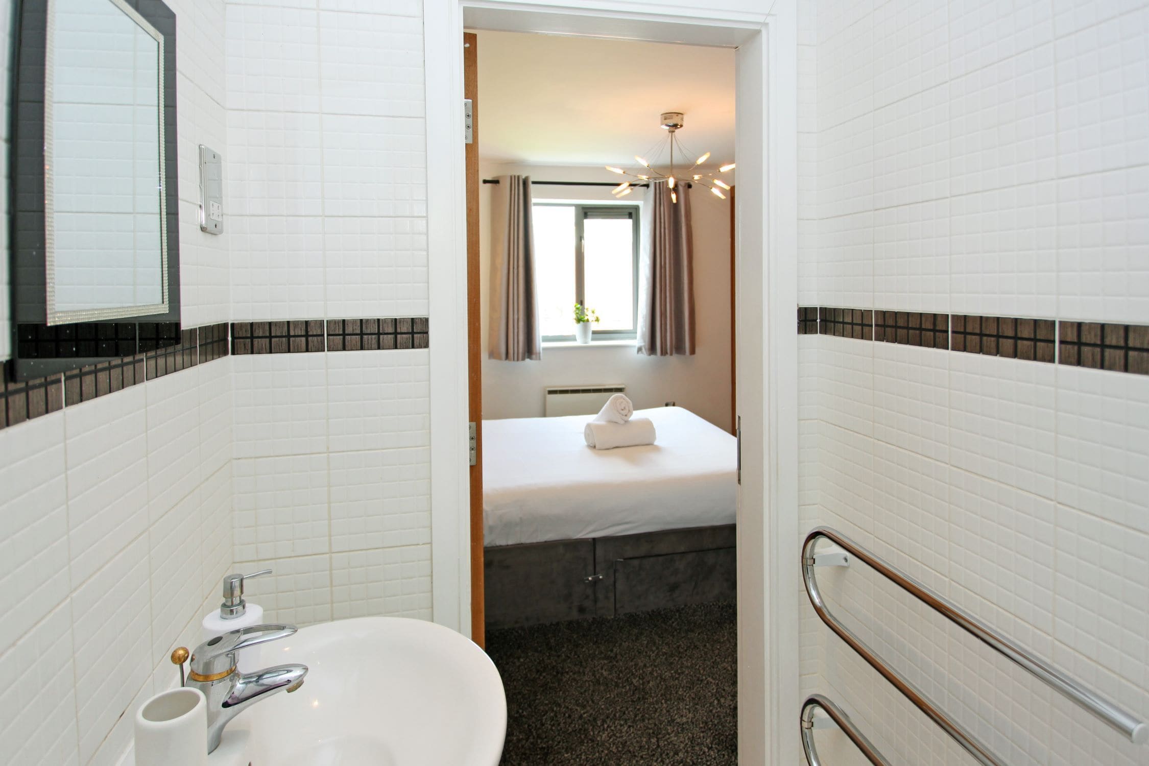 Mander Apartment | Bathroom | Soap, shampoo