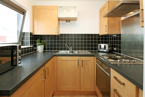 Mander Apartment | Private kitchen | Microwave, electric kettle, toaster, cookware/dishes/utensils - Albion Street Apartments (Wolverhampton)