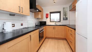 Molineux Apartment | Private kitchen | Microwave, electric kettle, toaster, cookware/dishes/utensils