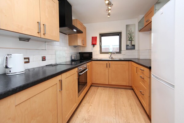 Molineux Apartment | Private kitchen | Microwave, electric kettle, toaster, cookware/dishes/utensils